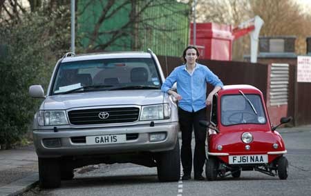 Anh James Buggle, 25 tuổi đã chạy thử chiếc xế hộp nhỏ nhắn này trên đường phố London, khiến nhân viên cảnh sát buộc phải kiểm tra xe. Theo trang Sina, trong 10 giây xe có thể đạt tốc độ 28 dặm/h (tương đương 45 km/h).